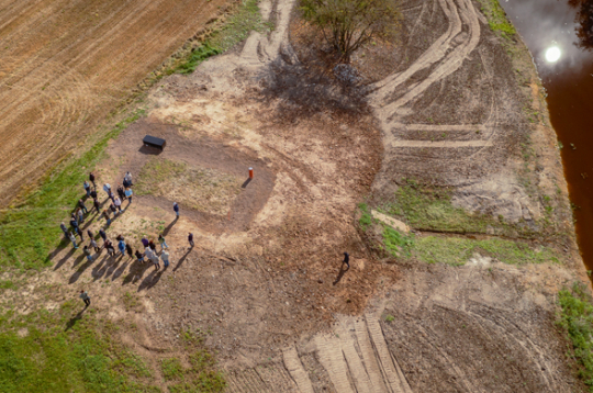 Bioreaktors ir ar ūdensnecaurlaidīgu materiālu izklāta tranšeja, kurā iebērta šķelda, kas pārklāta ar ģeotekstilu un plānu melnzemes kārtu, tā kalpojot ūdens attīrīšanai.