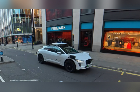 Uzņēmuma "Waymo" automašīna Londonas satiksmē.