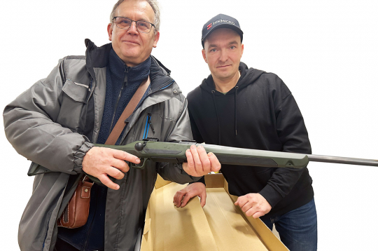 Uzvarētājs Jānis Kalniņš un SIA "Ieroči" pārstāvis.