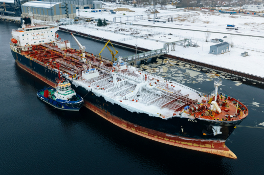 Naftas produktu tankkuģis Rīgas ostā.