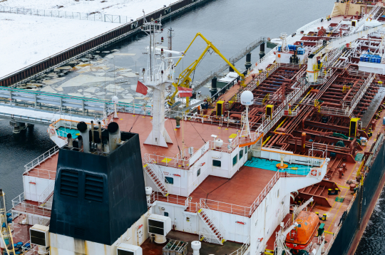 Naftas produktu tankkuģis Rīgas ostā.