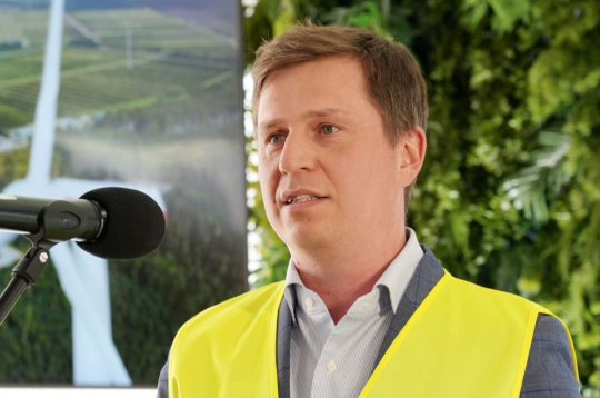 Bijušais Latvijas Investīciju un attīstības aģentūras direktors, bet tagad eksportētāju asociācijas "Red Jackets" vadītājs Kaspars Rožkalns: "Patēriņa stimulēšana, piemēram, elektroauto izplatības veicināšana Latvijas ekonomikai dod visai maz."