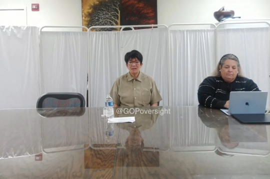 Gilēna Maksvela sniedz liecības izmeklēšanā par Džefriju Epstīnu.