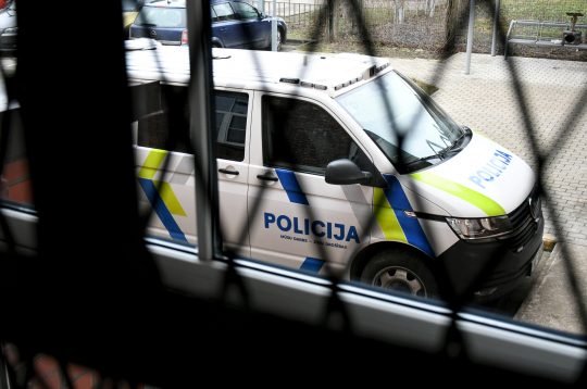Valsts policijas dienesta automašīna pie Latgales rajona tiesas Daugavpilī.