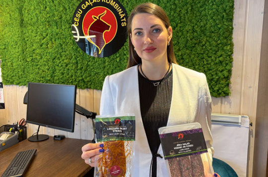"Cēsu gaļas kombināta" vadītāja Ieva Piteronoka-Krišāne: "Latvijā esam pionieri liellopu produktu, to skaitā maltīšu gatavošanā. Liellopa gaļas skirt steiks un jēra gaļas kebabi ar kinzu ir viegli, ērti un ātri pagatavojamu maltīšu produkti."
