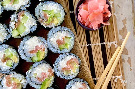 Suši ar krēmsieru un lasi.