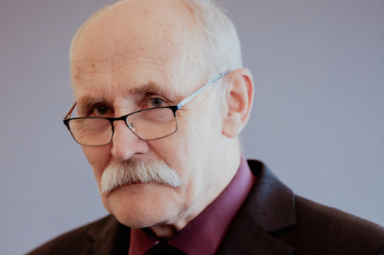 Mūža balvu par nozīmīgu ieguldījumu Latvijas literatūrā ekspertu komisija nolēmusi piešķirt tulkotājam Jānim Krastiņam.