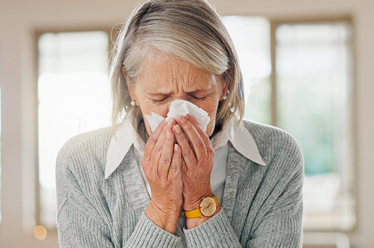 Auksts vai pārāk sauss gaiss, kāds mēdz būt telpās ar centrālapkuri, kairina bronhu gļotādu, padarot elpceļus jutīgākus.