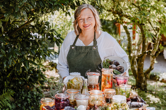 Skolas dibinātāja un fermentēšanas meistarklašu vadītāja Baiba Rudoviča. Skolas dibinātāja un fermentēšanas meistarklašu vadītāja Baiba Rudoviča.