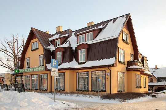 Kafejnīcā "Pie Zelta liepas" šobrīd neredz aicinošas gaismas, jo izsoles laikā darbinieki devušies brīvdienās.