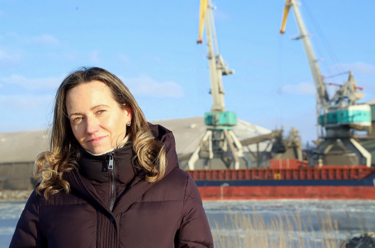 Liepājas speciālās ekonomiskās zonas pārvaldes drošības, aizsardzības un vides daļas speciāliste Maija Uzoliņa: "Piegružojuma novēršanai ostā beramās kravas nedrīkst pārkraut, ja vēja ātrums pārsniedz 10 metrus sekundē."