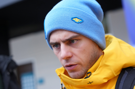 Ukrainas skeletonists Vladislavs Heraskevičs skeletona trasē Kortīnā piedalās preses brīfingā pēc Starptautiskās Olimpiskās komitejas lēmuma diskvalificēt sportistu no 2026. gada Milānas un Kortīnas ziemas olimpiskajām spēlēm Itālijā, kur sportists atteicās mainīt ķiveri, uz kuras attēloti vairāk nekā 20 ukraiņu sportisti un treneri, kas nogalināti Krievijas uzsāktajā karā.