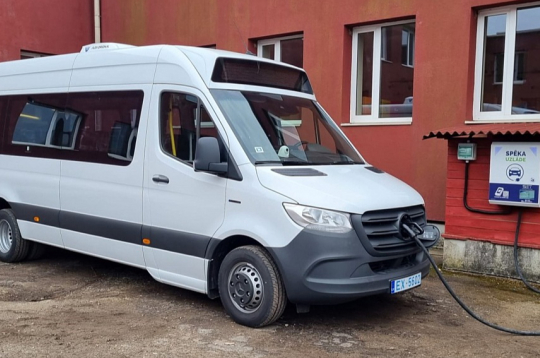 Dienvidkurzemes novada pašvaldība 2024. gada aprīlī savā mājaslapā internetā raksta: "Ata Kronvalda Durbes pamatskolas skolēni beidzot tika pie jauna autobusa, kas nodrošinās to ikdienas nokļūšanu uz un no skolas. Autobuss iegādāts, realizējot Eiropas Savienības Atveseļošanas un noturības mehānisma fonda projektu. [..] Publiskajā iepirkumā līguma slēgšanas tiesības ieguva un autobusus piegādā SIA "Electrify". Autobusi tiek ražoti tepat Latvijā uz Mercedes-Benz e-Sprinter bāzes ar 19 sēdvietām, kas aprīkotas ar trīspunktu drošības jostām." Kā revīzijas ziņojumā tagad raksta Valsts kontrole, viens "Electrify 910" transportlīdzeklis maksāji 289 674 eiro. "No piecām pašvaldībām, kurās tika veiktas detalizētas pārbaudes, divas – Dienvidkurzemes novada pašvaldība un Saldus novada pašvaldība – katra iegādājās SIA "Electrify" ražotos mikroautobusus "Electrify 910". Dienvidkurzemes novadā par to kvalitāti ir saņemtas vairākas sūdzības un defektācijas akti sagatavoti jau transportlīdzekļu pieņemšanas laikā. Papildus revidenti konstatēja, ka, lai gan transportlīdzeklis tika iegādāts kā jauns un tā pirmās reģistrācijas datums ir 2024. gads145, tomēr tajā uzstādītas detaļas, kas ražotas arī 2019. un 2020. gadā. Uz vienas no ražošanas procesā izmantotās Mercedes-Benz transportlīdzekļa bāzes jeb virsbūves ir atrodamas norādes, ka tā, iespējams, varētu būt ražota 2018. gadā," raksta Valsts kontrole.