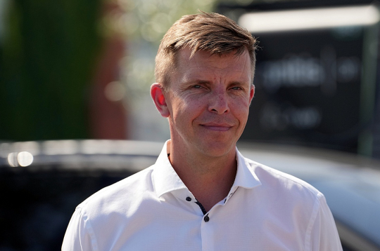 "Mūsu personalizēto tarifu mērķis ir virzīt tirgu uz būtiski dinamiskāku un individuāli piemērotāku pieeju, kas Latvijas iedzīvotājiem nodrošinās jūtamus ietaupījumus potenciāli līdz pat vienam esošajam elektrības rēķinam gadā," sola "Ignitis Latvija" vadītājs Kristaps Muzikants.