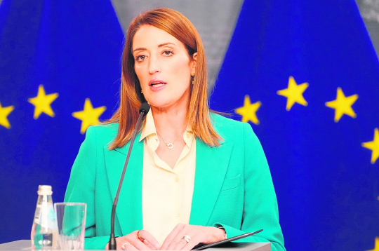 "Ģeopolitiskā spriedze ietekmē eiropiešu drošības sajūtu. Pilsoņi sagaida, ka Eiropas Savienība nodrošinās aizsardzību, būs gatava rīkoties un darbosies vienoti. Tieši tas ir jādara spēcīgākai un pašapzinīgākai Eiropai. Eiropa ir mūsu spēcīgākais vairogs," vērtējot jaunākos "Eirobarometra" aptaujas rezultātus, saka Eiropas Parlamenta priekšsēdētāja Roberta Metsola. "Ģeopolitiskā spriedze ietekmē eiropiešu drošības sajūtu. Pilsoņi sagaida, ka Eiropas Savienība nodrošinās aizsardzību, būs gatava rīkoties un darbosies vienoti. Tieši tas ir jādara spēcīgākai un pašapzinīgākai Eiropai. Eiropa ir mūsu spēcīgākais vairogs," vērtējot jaunākos "Eirobarometra" aptaujas rezultātus, saka Eiropas Parlamenta priekšsēdētāja Roberta Metsola.