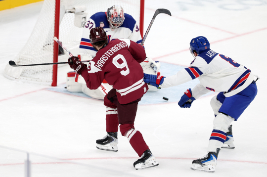 Hokeja priekšsacīkšu spēle starp Latvijas un ASV valstsvienībām Santagiulia ledus hokeja arēnā Milānā 2026. gada Milānas un Kortīnas ziemas olimpiskajās spēlēs Itālijā.