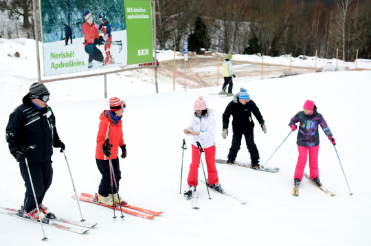 Snovbordisti un slēpotāji slēpošanas kompleksā "Žagarkalns".