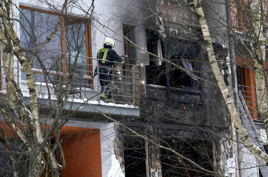 Ugunsgrēka likvidēšanas darbi dzīvojamā mājā Ķekavas novada Ķekavas pagasta Krustkalnu ciemā, kur 16. janvāra rītā izcēlās ugunsgrēks.