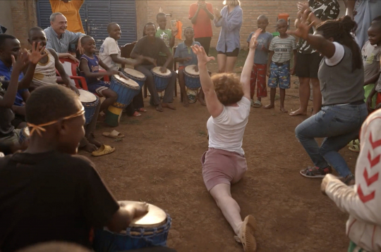 Ieva Brante pārsteidz klātesošos ar špagatu.