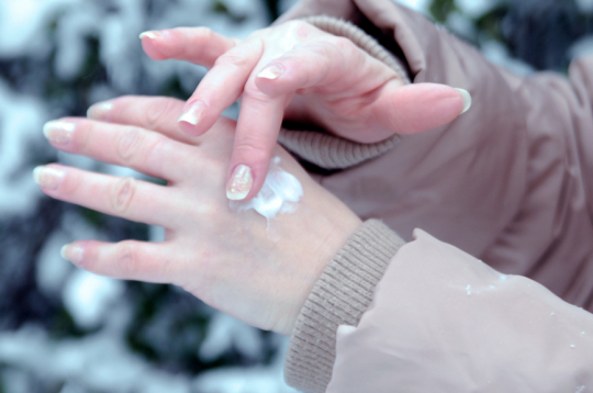 Ja izmanto krēmus, ziemā ikdienas aprūpei nepieciešams ar biezu, treknu konsistenci un A vitamīnu sastāvā.