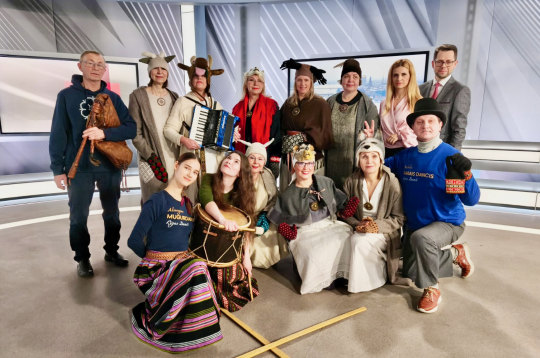 Stiprās sievas un Rīgas Danči kopā ar LTV Rīta Panorāmas vadītājiem. Stiprās sievas un Rīgas Danči kopā ar LTV Rīta Panorāmas vadītājiem.