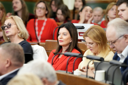 Saeimas deputātes Skaidrīte Ābrama (no kreisās) un Ramona Petraviča.