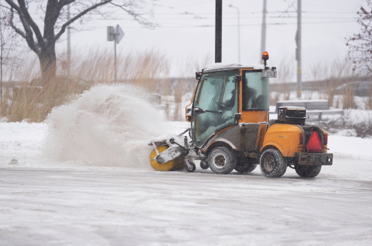Sniega tīrīšana no Rīgas ielu brauktuvēm un ietvēm.