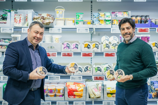 "Gaļas nams – Ādaži” valdes loceklis un Jurijs Skribis (no kreisās) un “Lidl Latvija” valdes loceklis un Iepirkumu departamenta vadītājs Aleksis Latore Garsija. "Gaļas nams – Ādaži” valdes loceklis un Jurijs Skribis (no kreisās) un “Lidl Latvija” valdes loceklis un Iepirkumu departamenta vadītājs Aleksis Latore Garsija.