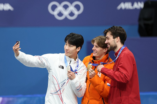 Olimpiskais foto – bronzas medaļnieks šorttrekā Roberts Krūzbergs (no labās), divu zelta medaļu īpašnieks Jenss van’t Vouts no Nīderlandes un olimpiskais vicečempions Dēhons Hvans no Dienvidkorejas uz goda pjedestāla pozē kopbildei. Olimpiskais foto – bronzas medaļnieks šorttrekā Roberts Krūzbergs (no labās), divu zelta medaļu īpašnieks Jenss van’t Vouts no Nīderlandes un olimpiskais vicečempions Dēhons Hvans no Dienvidkorejas uz goda pjedestāla pozē kopbildei.