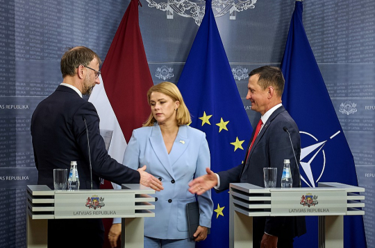 Politisko dimensiju visam notikušajam piešķīrusi valdības divu lielāko oponentu – Zaļo un zemnieku savienības un "Progresīvo" – publiskā pārmetumu apmaiņa. "Progresīvie" uztraucas par "50 miljoniem eiro sabiedrības līdzekļu", bet ZZS pauž uzskatu, ka vietējie uzņēmumi jāatbalsta, un norāda arī uz nebūšanām oponentu vadītajā Satiksmes ministrijā. Attēlā: "Progresīvo" pārstāvis satiksmes ministrs Atis Švinka (no kreisās), premjere Evika Siliņa ("Jaunā Vienotība") un zemkopības ministrs Armands Krauze (ZZS) preses konferencē pēc valdības sēdes.