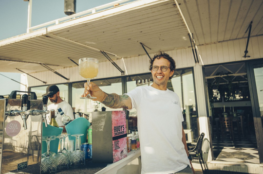 "Lai parādītu, uz ko uzņēmums "Rudy’s Kombucha" ir spējīgs, esam taisījuši arī alkoholisko kombuču no marinēto gurķu sulas," teic uzņēmuma "Rudy’s Brewing Co" līdzīpašnieks Edgars Elbergs, atzīstot, ka iespējas eksperimentēt ar dažādām garšām ir ļoti plašas.