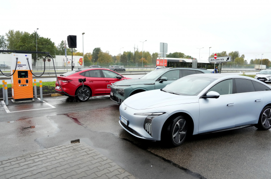 Elektroauto uzlādes tīkls "Viada" degvielas uzpildes stacijā.
Elektroauto uzlādes tīkls "Viada" degvielas uzpildes stacijā.