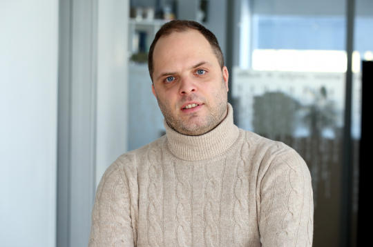 Harijs Āboliņš (1985), debijas romāna "Arī es gribētu aizbraukt uz Ženēvu" (izdevniecība Latvijas Mediji) autors, finanšu eksperts, Biedrība "Futbola skola Rikor" valdes priekšsēdētājs, 