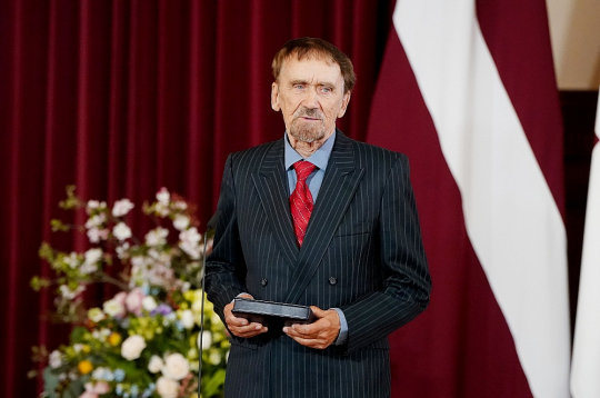 Viktors Kalniņš (Viks) 2025. gadā Rīgas pilī ar saņemto Triju Zvaigžņu ordeni Latvijas neatkarības atjaunošanas 35. gadadienā.