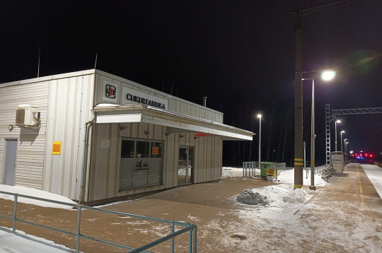 "Cukurfabrikā" bija neliela, omulīga uzgaidāmā telpa, kas taupības nolūkos slēgta, un tagad jebkuros laika apstākļos vilciens jāgaida uz perona. Biļešu kases logs ciet, arī uzgaidāmās telpas durvis.