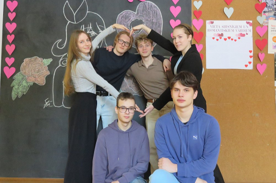 Jēkabpils Tehnoloģiju tehnikuma audzēkņi – priekšplānā no kreisās Niks Kulakovs un Aleksis Ikaunieks, aizmugurē (no kreisās) Gabriela Sutiņa-Zutiņa, Rinalds Bogotais, Nils Paško un Anastasija Veselova.