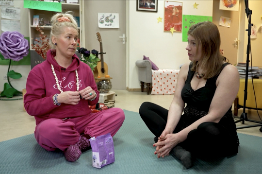 Televīzijas personība Magone Liedeskalna ciemos pie mūziķes Lienes Šomases, 