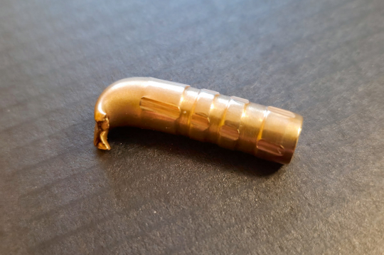 Lode dzīvnieka ķermenī bija iegājusi jau ar sānu pēc tam, kad, visticamāk, bija pieskārusies koka atvasei. Lodes priekšgals ir saliecies, nevis sākusies ekspansija.