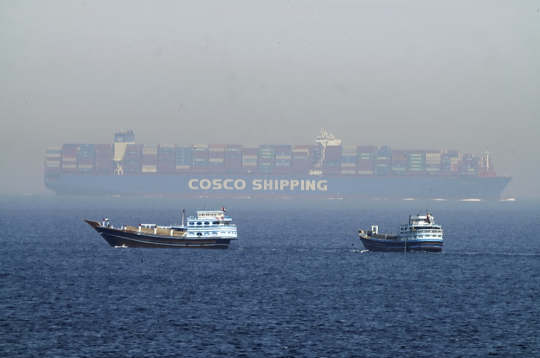 Hormuza jūras šaurums savieno Persijas līci ar Omānas līci. Pa šo ūdensceļu ik dienu tiek pārvadāti aptuveni 20 miljoni barelu naftas, kas ir 20% no visa pasaules naftas patēriņa. Vairums šīs naftas nonāk Āzijas tirgū. Hormuza jūras šaurums savieno Persijas līci ar Omānas līci. Pa šo ūdensceļu ik dienu tiek pārvadāti aptuveni 20 miljoni barelu naftas, kas ir 20% no visa pasaules naftas patēriņa. Vairums šīs naftas nonāk Āzijas tirgū.