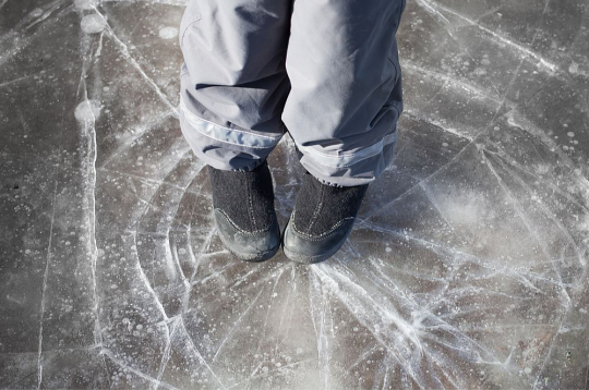 Ielūzt var arī šķietami biezs un drošs ledus.