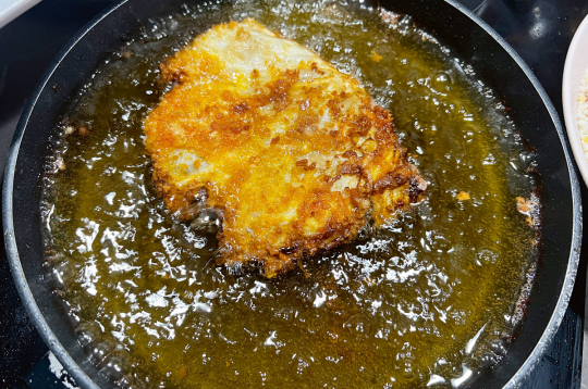 Kabatiņas cep karstā eļļā, līdz tās kļūst zeltaini brūnas no visām pusēm.