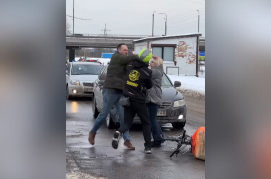 Konflikts starp velokurjeru un volvo vadītāju.
