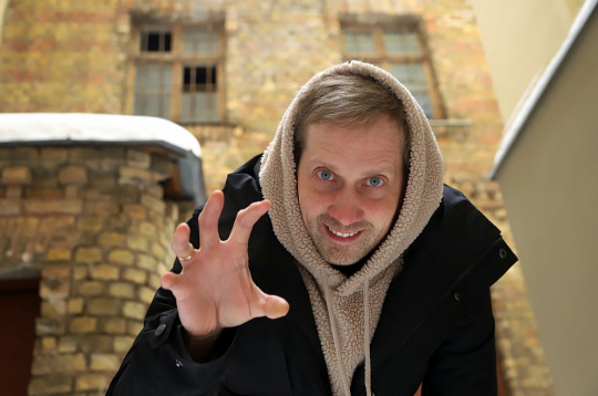 Elmārs Seņkovs: "Varbūt mūsu izrādē būs mazliet hiperbolizētas lietas, bet uz skatuves būs mūsu laiks un šodienas varoņi." Elmārs Seņkovs: "Varbūt mūsu izrādē būs mazliet hiperbolizētas lietas, bet uz skatuves būs mūsu laiks un šodienas varoņi."