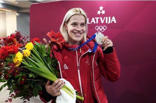 Ar olimpisko sudrabu Elīnu Ievu Botu sveica Rīgas lidostā un īpaši sirsnīgi – dzimtajā Siguldā.