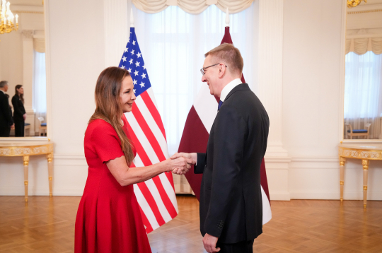 Valsts prezidentam Edgaram Rinkēvičam akreditācijas vēstuli iesniegusi V.E. Amerikas Savienoto Valstu ārkārtējā un pilnvarotā vēstniece Latvijas Republikā Melisa Ardžirosa.