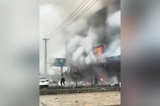 Ugunsgrēks pirotehnikas veikalā Ķīnā.