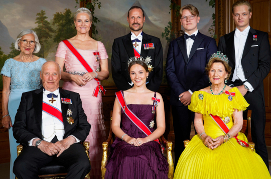 Norvēģijas karaliskā ģimene 2022. gadā: pirmajā rindā karalis Haralds V ar karalieni Sonju un mazmeitu Ingridu Aleksandru; otrajā rindā – princis Hokons (vidū) ar princesi Meti Māritu un dēlu Sverri Magnusu (otrais no labās). Foto redzama arī Metes Māritas māte Mārita (pa kreisi) un princeses dēls no iepriekšējām attiecībām Māriuss (pirmais no labās).