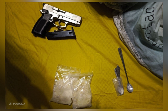 Konfiscētā gāzes pistole un amfetamīns.