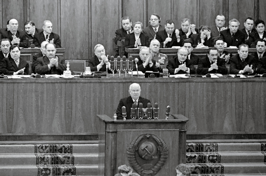 Ņikita Hruščovs Padomju Savienības
Komunistiskās partijas XX kongresa tribīnē 1956. gada 25. februārī, nosodot Josifa Staļina
personības kultu un asiņaino teroru.