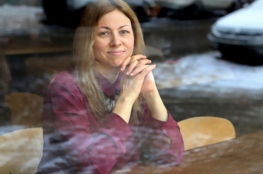 “Rakstot šo grāmatu, domāju – kurš to vispār gribēs lasīt, kam tā
būs svarīga,” par savu jaunāko darbu “Tēvs” saka rakstniece Inga Žoude. Taču tie, kas izlasījuši, zina, cik vispārcilvēciski
svarīgas un sāpīgas tēmas slēpj lekni sarkanās neļķu galviņas uz vāka.